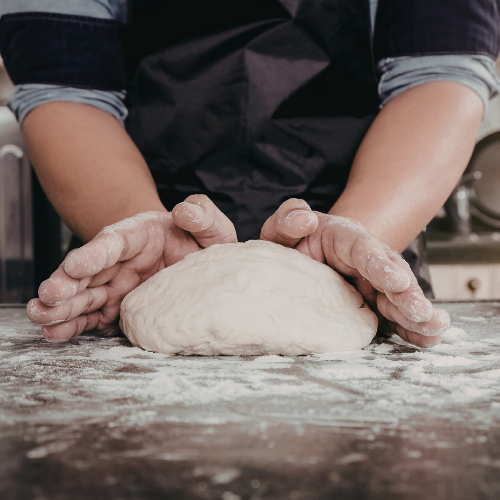 panettiere che impasta