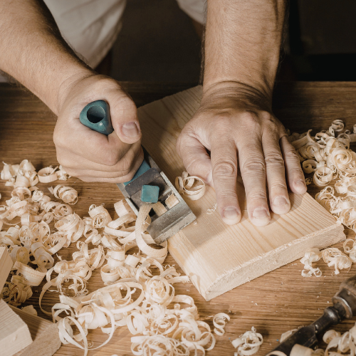 artigiano che produce un mobile in legno